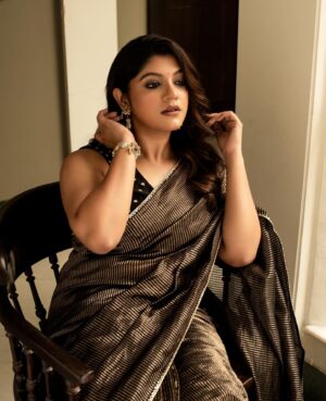 Kavya Sriram Instagram - The magic that she is🖤
@aparna.balamurali stuns in @_deepthee_ ✨

Jewellery - @sheetalzaveribyvithaldas 
Photography - @palaniappansubramanyam 
Assisted by @kayal_sembian & @_.kaviyavelusamy_ 
Makeup - @snehamnj 
Hair - @ganesh_hair_architect @highlights.and.contours