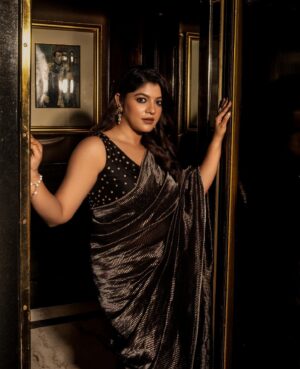 Kavya Sriram Instagram - The magic that she is🖤
@aparna.balamurali stuns in @_deepthee_ ✨

Jewellery - @sheetalzaveribyvithaldas 
Photography - @palaniappansubramanyam 
Assisted by @kayal_sembian & @_.kaviyavelusamy_ 
Makeup - @snehamnj 
Hair - @ganesh_hair_architect @highlights.and.contours