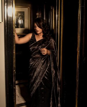 Kavya Sriram Instagram - The magic that she is🖤
@aparna.balamurali stuns in @_deepthee_ ✨

Jewellery - @sheetalzaveribyvithaldas 
Photography - @palaniappansubramanyam 
Assisted by @kayal_sembian & @_.kaviyavelusamy_ 
Makeup - @snehamnj 
Hair - @ganesh_hair_architect @highlights.and.contours