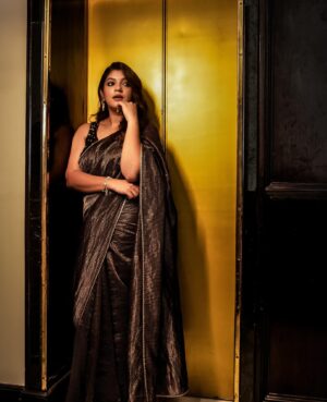 Kavya Sriram Instagram - The magic that she is🖤
@aparna.balamurali stuns in @_deepthee_ ✨

Jewellery - @sheetalzaveribyvithaldas 
Photography - @palaniappansubramanyam 
Assisted by @kayal_sembian & @_.kaviyavelusamy_ 
Makeup - @snehamnj 
Hair - @ganesh_hair_architect @highlights.and.contours
