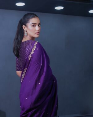 Kavya Thapar Instagram - The only time I look back is when I gotta pose 💜 
On another note; I think I’ve fallen in love with wearing sarees ✨
#sareenotsaree 

HMU : @sakbagasramua 💜✨
HMU Assisted by : @mua_mitanshidabi 💜✨
Wearing : @_deepthee_ 💜✨
Styling : @stylebyannapurna 
@i.deekshasetti 💜✨
Shot by : @valmikiramuphotography 💜✨