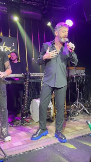 Kayra Şenocak Instagram - Keyifli bir akşamdan…🎙️🤘
#kızılcıkşerbeti