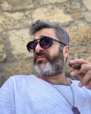 Kayra Şenocak Instagram - O zaman Kutlu olsun Doğum Günüm…Yaş 45 yolun tam olarak neresine düşer bilmiyorum ama bu yolda benimle olanlara uğrayanlara bir bakıp çıkanlara…sabırla kalanlara el edip gidenlere beni ben yapan herkese ama en çok da kendime selam olsun…45.yaşım hoş geldin 12 ay kadar beraberiz umarım birbirimizden razı geliriz..🤘