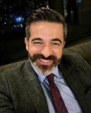Kayra Şenocak Instagram - Güzel ve keyifli bir yolculuğun sonu bugün,uzun yolculukları severim ben mutlaka birilerine denk gelip bir şeyler öğrenirsin..bu yolda da öğrendiklerim var elbet olmaz olur mu hiç…😉 Doldurdum gene heybemi gidiyorum bana eşlik eden tüm yol arkadaşlarıma en çok da beni evlerinde ağarlayan siz pek tatlı Şerboculara teşekkür ediyorum…çok yakın zamanda yeni yollarda bambaşka heyecanlarla yeniden karşılaşacağız...o zamana kadar iyi bakın kendinize…Hoşçakal Ertuğrul İslamoğlu🤘🏻