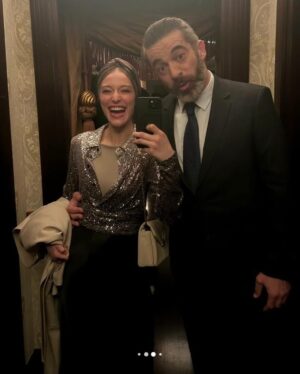 Kayra Şenocak Instagram - Güzel ve keyifli bir yolculuğun sonu bugün,uzun yolculukları severim ben mutlaka birilerine denk gelip bir şeyler öğrenirsin..bu yolda da öğrendiklerim var elbet olmaz olur mu hiç…😉 Doldurdum gene heybemi gidiyorum bana eşlik eden tüm yol arkadaşlarıma en çok da beni evlerinde ağarlayan siz pek tatlı Şerboculara teşekkür ediyorum…çok yakın zamanda yeni yollarda bambaşka heyecanlarla yeniden karşılaşacağız...o zamana kadar iyi bakın kendinize…Hoşçakal Ertuğrul İslamoğlu🤘🏻