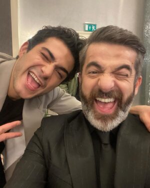 Kayra Şenocak Instagram - Güzel ve keyifli bir yolculuğun sonu bugün,uzun yolculukları severim ben mutlaka birilerine denk gelip bir şeyler öğrenirsin..bu yolda da öğrendiklerim var elbet olmaz olur mu hiç…😉 Doldurdum gene heybemi gidiyorum bana eşlik eden tüm yol arkadaşlarıma en çok da beni evlerinde ağarlayan siz pek tatlı Şerboculara teşekkür ediyorum…çok yakın zamanda yeni yollarda bambaşka heyecanlarla yeniden karşılaşacağız...o zamana kadar iyi bakın kendinize…Hoşçakal Ertuğrul İslamoğlu🤘🏻