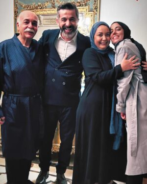 Kayra Şenocak Instagram - Güzel ve keyifli bir yolculuğun sonu bugün,uzun yolculukları severim ben mutlaka birilerine denk gelip bir şeyler öğrenirsin..bu yolda da öğrendiklerim var elbet olmaz olur mu hiç…😉 Doldurdum gene heybemi gidiyorum bana eşlik eden tüm yol arkadaşlarıma en çok da beni evlerinde ağarlayan siz pek tatlı Şerboculara teşekkür ediyorum…çok yakın zamanda yeni yollarda bambaşka heyecanlarla yeniden karşılaşacağız...o zamana kadar iyi bakın kendinize…Hoşçakal Ertuğrul İslamoğlu🤘🏻