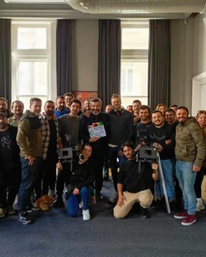 Kayra Şenocak Instagram - Güzel ve keyifli bir yolculuğun sonu bugün,uzun yolculukları severim ben mutlaka birilerine denk gelip bir şeyler öğrenirsin..bu yolda da öğrendiklerim var elbet olmaz olur mu hiç…😉 Doldurdum gene heybemi gidiyorum bana eşlik eden tüm yol arkadaşlarıma en çok da beni evlerinde ağarlayan siz pek tatlı Şerboculara teşekkür ediyorum…çok yakın zamanda yeni yollarda bambaşka heyecanlarla yeniden karşılaşacağız...o zamana kadar iyi bakın kendinize…Hoşçakal Ertuğrul İslamoğlu🤘🏻