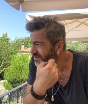 Kayra Şenocak Instagram - O halde Kutlu Olsun Doğum Günüm🎂🎈🥳 46 sene evvel tam da bugün…öyle uzun uzun cümleler kuramam artık kusura bakmayın,sakallarımın siyahı beyaza dönmeye başladı zira uzun bir süredir…Ben artık umursamıyorum sevmeyi bilmeyenleri…sevebilenler ile devam etmeli insan nefes alıp vermeye…öyle ya da böyle bu bedene 45 sene sığdırıp 46.seneye kapıyı aralıyorum bugün…teşekkür ederim beni ben yapan iyisini de kötüsünü de öğreten herkese ama en çok kendime teşekkür ediyorum her halime sabırla katlandığım için bir de tabi karıma tahammülünü sayemde arşa çıkaran 8 yıllık yol arkadaşıma❤️şükür onun varlığına…şükür tüm yaşadıklarıma,bin şükür bundan sonra yaşayacaklarıma…Hoş geldin 46 yaşım 50 ye çeyrek kala daha bir dik duruyor insan bu hayatta….bu yaştan sonra artık az konuşup çok susmak gerekiyor galiba!