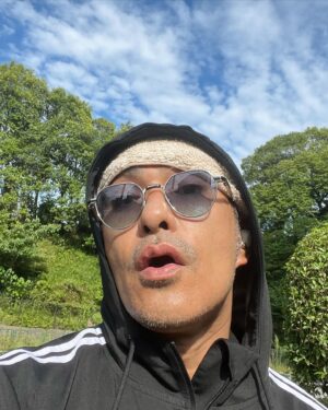 Kazuki Kitamura Instagram - これはいかんです。
真夏にサウナスーツでジョギング。
真似しないように！
しかしフードは怪しいな😱
フード脱げばタオルにサングラス
まるで嘉門達夫だし。
残りの距離、BGMは嘉門達夫さんにしよう👍
鼻から牛乳〜！完走できる気がする👍