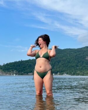 Keara Graves Instagram - don’t let your body be the reason you can’t go out & enjoy yourself ☀️🏝️