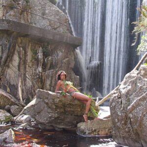 Keenyah Hill Instagram - How bout some never before seen America’s Next Top Model BTS🍿😮🫢 who remembers these episodes??? These shots of this massive South African waterfall are breathtaking. Kloofing down a river to this waterfall was ineffable ✨ no regrets whatsoever, but it’s wild to look back to see that this size was considered “too big” in the modeling industry at this time 🥲 Do you remember this?