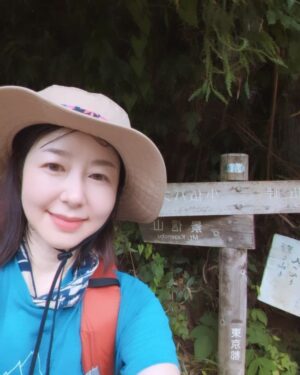 Keiko Horiuchi Instagram - 登山！

景信山へ🏔️

暑い日々ですね。

皆様、水分補給しましょうねー😊

#景信山
#ママ友家族に感謝
#登山に手袋か軍手は必要だとわかった日
#荷物をどうやって減らすんだろうか。。