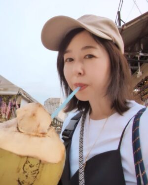 Keiko Horiuchi Instagram - サワディカー☺

タイのナイトマーケット　
ザ　ワン　ラチャダーへ！

初めてのココナッツウォーター。子どもは苦手で、
私が飲みました。

かなり観光地になっている様子で。

カオソイが食べられるお店へ移動。

ここが、すごい！

カオソイが好きな方は、是非行って欲しいです。

とても濃厚なカオソイが食べられます。　

チェンマイ出身の、シェフのようです。

本格的！！！

#ザワンラチャダー

#カオソイ
#KhaoSoi
#カムパー
#คำปาอาหารเหนือ
