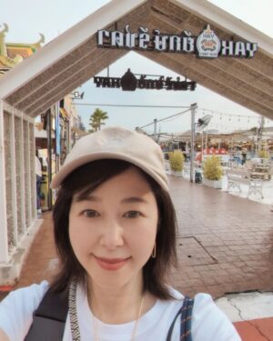 Keiko Horiuchi Instagram - サワディカー☺

タイのナイトマーケット　
ザ　ワン　ラチャダーへ！

初めてのココナッツウォーター。子どもは苦手で、
私が飲みました。

かなり観光地になっている様子で。

カオソイが食べられるお店へ移動。

ここが、すごい！

カオソイが好きな方は、是非行って欲しいです。

とても濃厚なカオソイが食べられます。　

チェンマイ出身の、シェフのようです。

本格的！！！

#ザワンラチャダー

#カオソイ
#KhaoSoi
#カムパー
#คำปาอาหารเหนือ