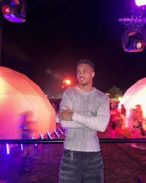 Keith Powers Instagram - 🌵🎡🥂✨

@revolve 
#RevolveFestival