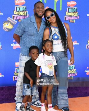 Kel Mitchell Instagram - Mitchell family on the orange carpet at the Kids Choice Awards! 🧡 Wearing denim because it’s timeless, just like our love for Good Burger. Celebrating the fan favorite win for Good Burger 2 is truly special. Thank you to all the fans for the incredible journey! 🍔 #GoodBurger2 #FanFavorite #FamilyLove