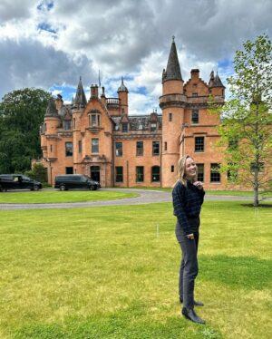 Kelley Jakle Instagram - Scotland pt 2: Portraits BY people I love. Thank you @chrissiefit and @annakendrick for capturing all of my tweed and tartan in front of the most impossibly beautiful backdrops. 🏴󠁧󠁢󠁳󠁣󠁴󠁿 

ft. my mom’s vest that her friend Susan made her in the 70s, my dad’s sweater, Chrissie’s coat, a @baukjen dress from Patience and @hellotefi’s bracelets that gave me the confidence to boy-band-pose.
