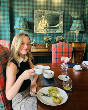 Kelley Jakle Instagram - Scotland pt 2: Portraits BY people I love. Thank you @chrissiefit and @annakendrick for capturing all of my tweed and tartan in front of the most impossibly beautiful backdrops. 🏴󠁧󠁢󠁳󠁣󠁴󠁿 

ft. my mom’s vest that her friend Susan made her in the 70s, my dad’s sweater, Chrissie’s coat, a @baukjen dress from Patience and @hellotefi’s bracelets that gave me the confidence to boy-band-pose.