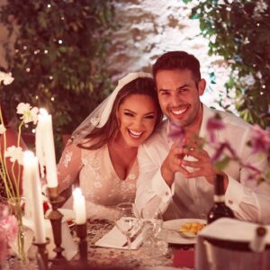 Kelly Brook Instagram - Happy 2nd Wedding Anniversary👰🏻‍♀️🤵🏻 @jeremyparisi The night before the big day welcoming all our Family and Friends from around the world to your special place. Looking at these pictures still warms my heart! What beautiful memories made ❤️ Here’s to many more with you my Love xxxxx