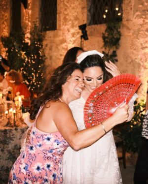 Kelly Brook Instagram - Happy 2nd Wedding Anniversary👰🏻‍♀️🤵🏻 @jeremyparisi The night before the big day welcoming all our Family and Friends from around the world to your special place. Looking at these pictures still warms my heart! What beautiful memories made ❤️ Here’s to many more with you my Love xxxxx
