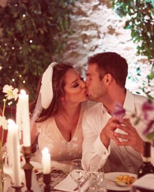 Kelly Brook Instagram - Happy 2nd Wedding Anniversary👰🏻‍♀️🤵🏻 @jeremyparisi The night before the big day welcoming all our Family and Friends from around the world to your special place. Looking at these pictures still warms my heart! What beautiful memories made ❤️ Here’s to many more with you my Love xxxxx