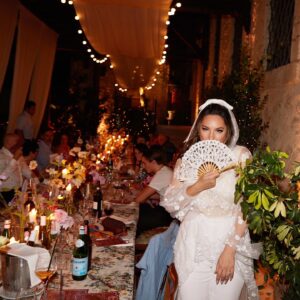 Kelly Brook Instagram - Happy 2nd Wedding Anniversary👰🏻‍♀️🤵🏻 @jeremyparisi The night before the big day welcoming all our Family and Friends from around the world to your special place. Looking at these pictures still warms my heart! What beautiful memories made ❤️ Here’s to many more with you my Love xxxxx