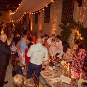 Kelly Brook Instagram - Happy 2nd Wedding Anniversary👰🏻‍♀️🤵🏻 @jeremyparisi The night before the big day welcoming all our Family and Friends from around the world to your special place. Looking at these pictures still warms my heart! What beautiful memories made ❤️ Here’s to many more with you my Love xxxxx