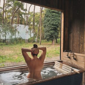 Kelly Brook Instagram - Missing you already 🦁🦁 The Beautiful Sea Views, Candlelit Baths with the sounds of Lions Roaring! Warm Cosy open Fires and Gorgeous Kent Sparkling Brut not forgetting the Incredible encounters with the most beautiful Animals I Love you @portlympnepark ♥️