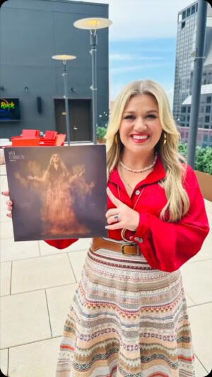 Kelly Clarkson Instagram - Celebrating one year of #chemistry... 🍷💔☀️ 

I can’t believe it’s already been a year! Thank you to all the fans who supported this album 💜