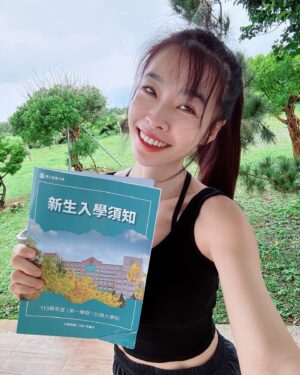 Kelly Huang Instagram - 還好我現在才要讀大學👩🏻‍💻
收到新生入學須知
怎麼那麼開心🎵

想問問各位學長學姐
入學的時候有沒有要注意什麼？

感謝分享🙏