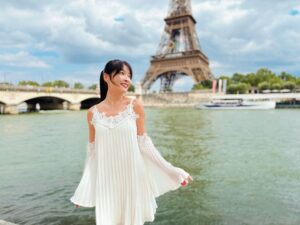 Kelly Huang Instagram - 艾菲爾啊 ~ 艾菲爾~
塞納河啊~ 塞納河~
#paris #eiffeltower #seine