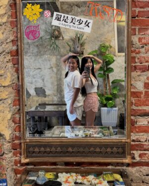 Kelly Huang Instagram - 妙妙廚房搬家了！ 
現在叫做「滿院～妙妙廚房」
在滿州的農會旁邊

好喜歡妙妙廚房的老屋風格
咖哩牛肉飯超級好吃😋
牛肉嫩嫩 傷口癒合中不太能咬硬的 非常適合我
歡迎大家來妙妙廚房吃飯唷❤️

我的surfer girl 愛醬已經比我高了🎵🤷‍♀️

#墾丁必吃美食
#恆春美食 
#滿州美食 
#滿院妙妙廚房