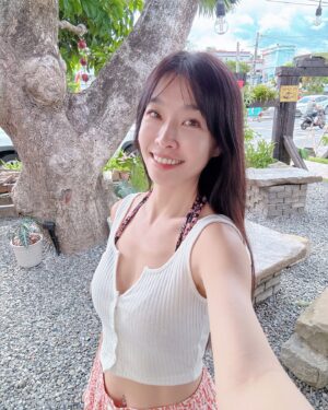 Kelly Huang Instagram - 妙妙廚房搬家了！ 
現在叫做「滿院～妙妙廚房」
在滿州的農會旁邊

好喜歡妙妙廚房的老屋風格
咖哩牛肉飯超級好吃😋
牛肉嫩嫩 傷口癒合中不太能咬硬的 非常適合我
歡迎大家來妙妙廚房吃飯唷❤️

我的surfer girl 愛醬已經比我高了🎵🤷‍♀️

#墾丁必吃美食
#恆春美食 
#滿州美食 
#滿院妙妙廚房