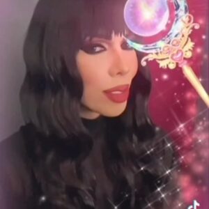 Kelly Mantle Instagram - This is my spinning with knives 🃏
#unusualgurl