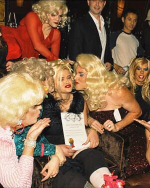 Kelly Mantle Instagram - Who do you spot with the iconic beauty Anna Nicole Smith? (The garage doors I’ve opened with that eyeshadow 😂) 
#ThrowbackThursday with @willam 👀
Repost from @saintannanicolesmith