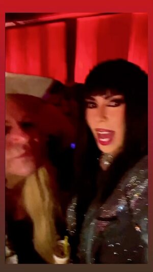 Kelly Mantle Instagram - The @queenofmelrose is the original Sandy! 💖

So great to run into the fabulous Cosmo at last night’s #DragMeToTheMovies premiere at @worldofwonder
