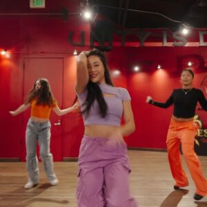Kelly Sweeney Instagram - life is sweeter 🧁🥰
another @disneydescendants combo i did !!! shoutout to all my amazing students who killed it. thank you for coming thru ❤️
insta only lets me tag 20 people total, so here are the rest of the dancers i couldn’t tag: @addisonbriselle @alexa.godwin @lexirosehud @isabellafickk @starrbelle_ @faith.hedley @kinsleystella @aubriella.zarae @milasworld.ofdance !!!
#kellysweeneychoreo 🎥 @shotbykoji