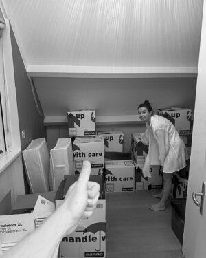 Kelvin Boerma Instagram - 5 maanden geleden zag Nien een huis op Funda en beide dachten we hetzelfde; ‘dit is ‘m!’. Kijken, bieden, nog een keer bieden, stressen, wachten, goed nieuws, klussen, inpakken, verhuizen, uitpakken en dan zit je eindelijk op de plek waar je altijd al van droomde. 🧘🏼🥰