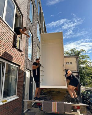 Kelvin Boerma Instagram - 5 maanden geleden zag Nien een huis op Funda en beide dachten we hetzelfde; ‘dit is ‘m!’. Kijken, bieden, nog een keer bieden, stressen, wachten, goed nieuws, klussen, inpakken, verhuizen, uitpakken en dan zit je eindelijk op de plek waar je altijd al van droomde. 🧘🏼🥰