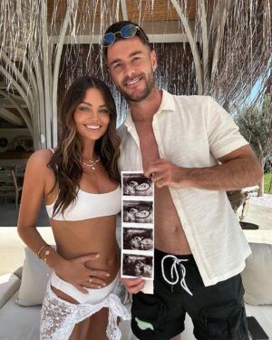 Kendall Rae-Knight Instagram - Mummy & Daddy 👶🏼☁️🍼

After 5 amazing years together we couldn’t be happier to say WE’RE HAVING A BABY!!🫶🏼