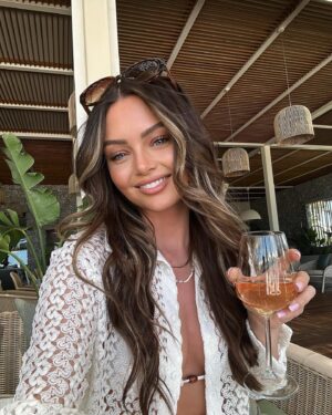 Kendall Rae-Knight Instagram - Beach clubs are my favourite places on earth 🐚🍽️🤍