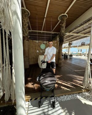 Kendall Rae-Knight Instagram - Beach clubs are my favourite places on earth 🐚🍽️🤍