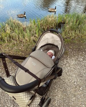 Kendall Rae-Knight Instagram - An easter walk & roast dinner for 2 👶🏼🐣🪺🪿💛