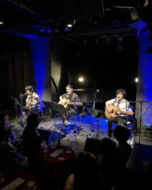 Kenji Nojima Instagram - さんぶんこ#0

2024/7/14/日曜/12:30-
at 南青山MANDALA

お越しくださった皆さま
ありがとうございました

スタートから
会場の皆さんの暖かい空気
発表会だからこその親戚、友人が一堂に会した
あの空気です

一番手は山本和臣くん！
いや改めて一番手は緊張したと思うわぁ
でも可愛らしい振る舞いに
観ている側はとてもリラックスさせてもらえて
次に続く僕には有りがたい
ギターも歌声もとても素敵でなんか勇気がもらえたわ

二番手は僕
練習の成果とは！？
練習で間違えていた通り本番でも間違えてしまった、、、！
でも、とにかく心で弾いて歌ってきました！

そして三番手は
新田杏樹くん！というか先生
もはや発表会というか
完全な音楽ライブでした、、、、！
次からあんじゅくんは1時間くらい演奏受け持ってもらいたい！

最後は三人で
あんスタの曲二曲と
この発表会にために三人で作った
「さんぶんこ」と言うオリジナル曲
作詞野島健児
作曲新田杏樹
キャラクターデザイン山本和臣

フリやレスポンスもあり
会場の親戚友人の皆さん！？笑と一つになれました！

弾きながら皆さんの顔も見る余裕もできて
ひたすら楽しかった
またこれからも練習を続けて

さんぶんこ#1
を目指していこうと
勝手に思ってます

来てくれた皆さま
遠隔で気にしててくれたみなさま
スタッフの皆さま

ありがとうございました
これからもよろしくお願いします

#新田杏樹
#山本和臣
#野島健児
#さんぶんこ