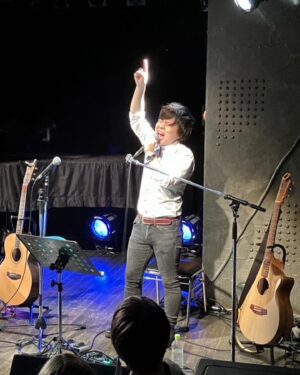 Kenji Nojima Instagram - さんぶんこ#0

2024/7/14/日曜/12:30-
at 南青山MANDALA

お越しくださった皆さま
ありがとうございました

スタートから
会場の皆さんの暖かい空気
発表会だからこその親戚、友人が一堂に会した
あの空気です

一番手は山本和臣くん！
いや改めて一番手は緊張したと思うわぁ
でも可愛らしい振る舞いに
観ている側はとてもリラックスさせてもらえて
次に続く僕には有りがたい
ギターも歌声もとても素敵でなんか勇気がもらえたわ

二番手は僕
練習の成果とは！？
練習で間違えていた通り本番でも間違えてしまった、、、！
でも、とにかく心で弾いて歌ってきました！

そして三番手は
新田杏樹くん！というか先生
もはや発表会というか
完全な音楽ライブでした、、、、！
次からあんじゅくんは1時間くらい演奏受け持ってもらいたい！

最後は三人で
あんスタの曲二曲と
この発表会にために三人で作った
「さんぶんこ」と言うオリジナル曲
作詞野島健児
作曲新田杏樹
キャラクターデザイン山本和臣

フリやレスポンスもあり
会場の親戚友人の皆さん！？笑と一つになれました！

弾きながら皆さんの顔も見る余裕もできて
ひたすら楽しかった
またこれからも練習を続けて

さんぶんこ#1
を目指していこうと
勝手に思ってます

来てくれた皆さま
遠隔で気にしててくれたみなさま
スタッフの皆さま

ありがとうございました
これからもよろしくお願いします

#新田杏樹
#山本和臣
#野島健児
#さんぶんこ