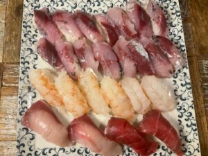 Kenji Nojima Instagram - 大きな鯵をいっぱい頂いたので
買った刺身とで寿司握りました
麦飯で握ったらめっちゃ難しい

でも新鮮で美味しかったわぁ