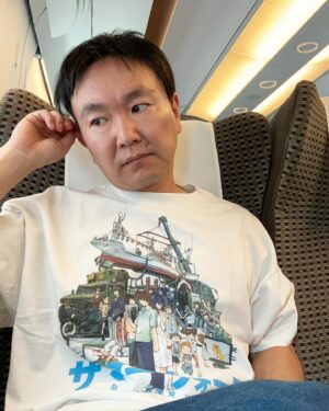 Kenji Yamauchi Instagram - 。
8月17日21時からフジテレビの『ほんとにあった怖い話』に出させていただきます😆

めちゃくちゃ好きだった番組に出させてもらえるのでスーパー嬉しかったです😂😂😂

是非是非見てください🫡🫡🫡

写真は本編とは関係ありません😂😂😂😂😂

そんな私のTシャツはSAINT Mxxxxxx × GEEKS RULE × サマーウォーズ トリプルコラボTシャツ🖐️

あまりに好きなデザイン過ぎて即買いしました😂

細田守作品で最初に見たのはサマーウォーズだったので、めちゃくちゃテンション上がりました🫡

#ほん怖 
#ほんとにあった怖い話 
#ヴィンテージ
#ヴィンテージTシャツ
#vintage
#vintagetee 
#vintagetshirt 
#サマーウォーズ
#かまいたち山内