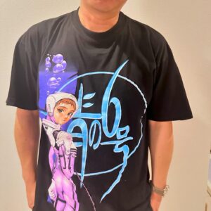 Kenji Yamauchi Instagram - 。
いつぞやに、田中碧くんとご飯行った🖐️

盛山と一緒にサッカー話聞いたり、むこうのカルチャーをお勉強させていただきました😂😂😂

それにしてもめちゃくちゃ話しやすかったなぁ😂

なんか５回目くらいのご飯の雰囲気が最初から出てた😂

そんな私のTシャツは青の6号Tシャツ🖐️

村田蓮爾さんのデザインのは見つけたら買ってます😂

いやー、それにしても今日の日経下げはなんて名前がつくんでしょう？😱😱😱

#ヴィンテージ
#ヴィンテージTシャツ
#vintage
#vintagetee 
#vintagetshirt 
#青の6号
#かまいたち山内