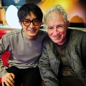 Kenjiro Tsuda Instagram - 先日、#クリストファードイル （#ChristopherDoyle #杜可風）さんとお会いしました。
#ウォンカーウァイ（#王家衛） 監督作品の撮影、他様々な名作でカメラを回された映画界のレジェンドです。

「#欲望の翼」「#恋する惑星」「#天使の涙」「#花様年華」「#エンドレスポエトリー」etc…

ずっと冗談を言ってる陽気な方。お会い出来て光栄でした。

#津田健次郎 #ツダケン